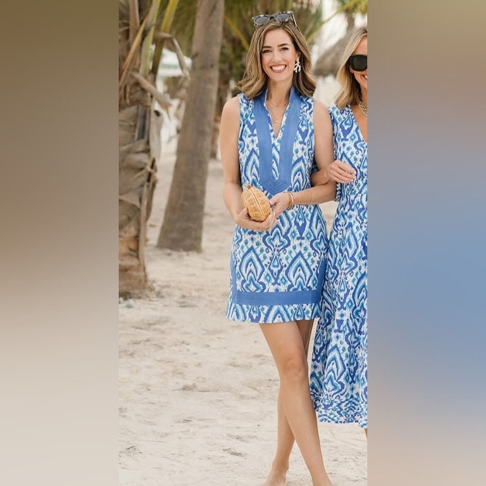 STS blue and white IKAT print size Medium - Excellent Condition